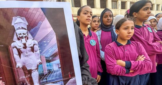 بالزى الفرعونى.. طلاب المدارس يحتفلون بافتتاح المتحف المصرى الكبير