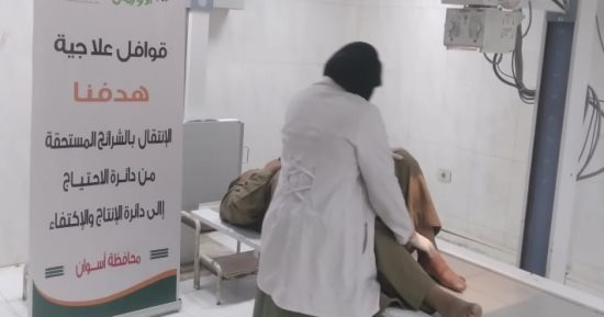 قافلتان طبيتان لعلاج المرضى الأولى بالرعاية بمحافظة أسوان