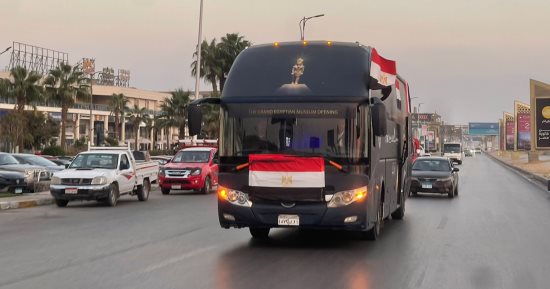 ترويجا لحفل الافتتاح .. أتوبيسات بأعلام مصر تجوب محيط المتحف المصرى الكبير 