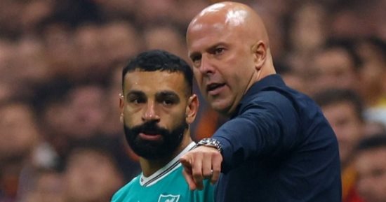 موقف إدارة ليفربول من إقالة سلوت بعد أزمته مع محمد صلاح