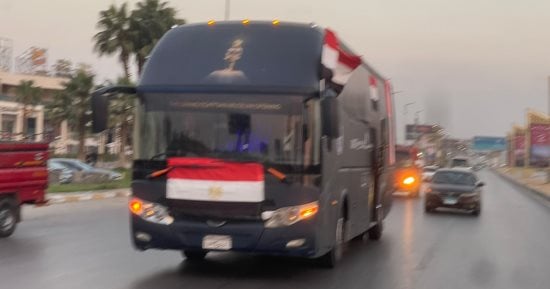 احتفالات فى كل مكان.. باصات تجوب شارع فيصل للترويج لحفل افتتاح المتحف الكبير