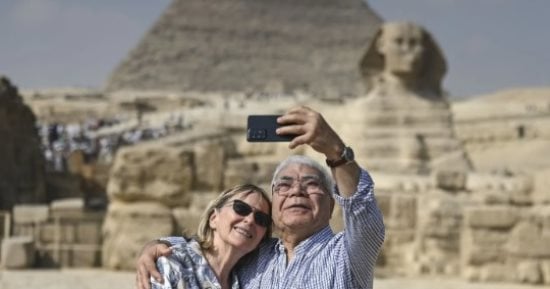 صحيفة: مصر تجذب أنظار العالم والأهرامات تمتلئ بالسياح قبل افتتاح المتحف الكبير