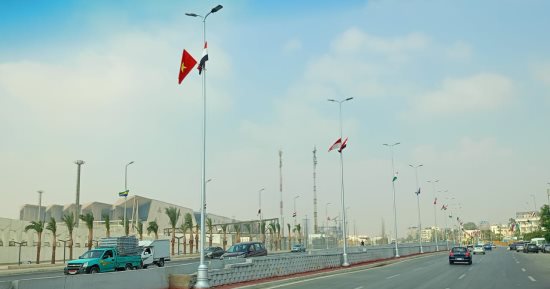 الطريق إلى المتحف الكبير.. أعلام الدول تزين المحاور المؤدية لأعجوبة الزمان والمكان.. صور