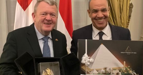 وزير خارجية الدنمارك يهدي بدر عبد العاطي مجسما للأهرامات من مكعبات ليجو