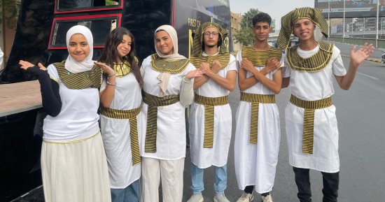 أطفال وشباب في الجيزة يرتدون الزى الفرعوني احتفالا بالمتحف الكبير.. صور