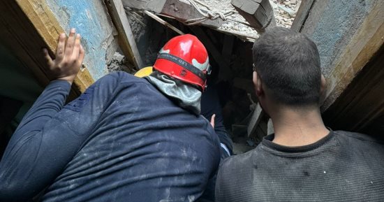 إنقاذ مسن بحادث انهيار جزئى لعقار فى روض الفرج.. صور