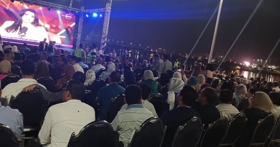 الجمهور يلتف حول شاشات قصور الثقافة استعدادا لانطلاق حفل افتتاح المتحف الكبير