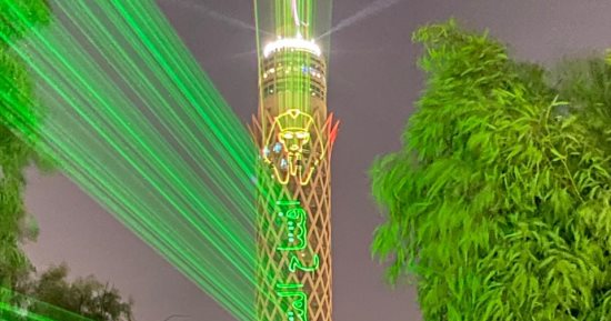 برج القاهرة يضيء احتفالًا بالمتحف المصري الكبير.. فيديو