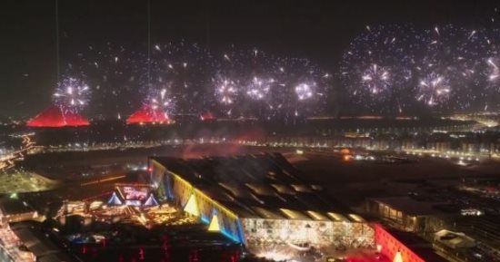 أهلا بكم فى أرض السلام.. عروض بطائرات شراعية تبهر ضيوف افتتاح المتحف الكبير