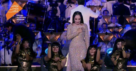 لحظة ظهور الفنانة القديرة شريهان على مسرح حفل افتتاح المتحف الكبير.. فيديو 