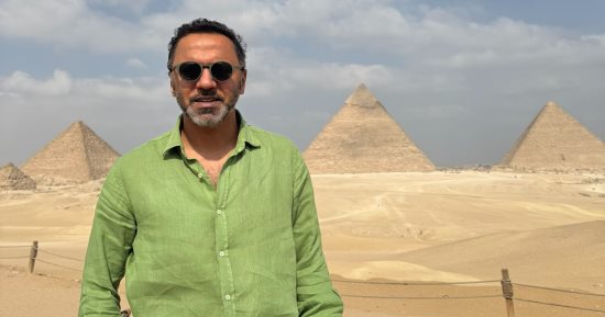 سفير الإمارات من أمام الأهرامات: مصر لا تعرض التاريخ فقط بل تعيشه كل يوم