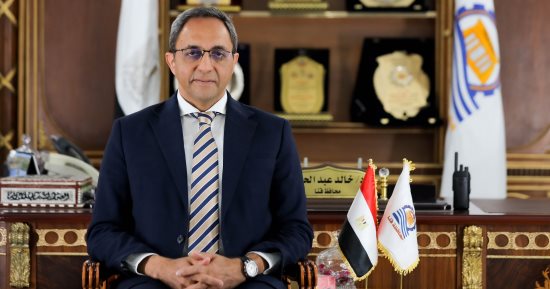 محافظ قنا يناشد السائقين الالتزام بالسرعة المقررة للحد من الحوادث