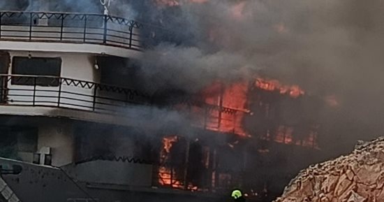 إسعاف مصاب فى حريق فندق نيلى أثناء الصيانة ببحيرة ناصر