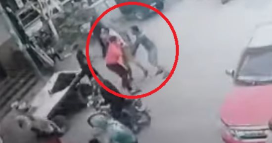 كاميرات المراقبة ترصد لحظة اعتداء سيدة وآخرون على شاب فى منشأة القناطر