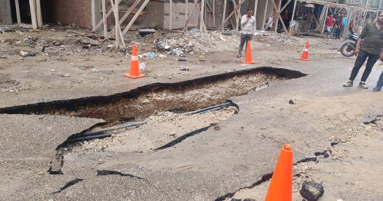كسر ماسورة مياه رئيسية أمام محطة القطار في زفتي بالغربية