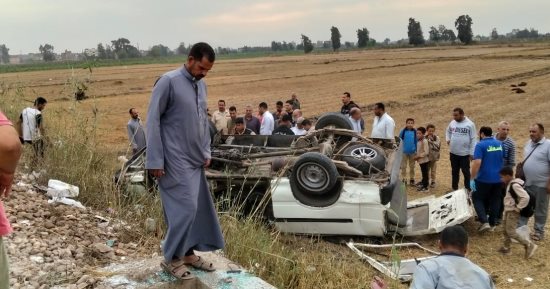 إصابة 6 أشخاص فى حادث انقلاب سيارة عمالة زراعية بـ صحراوى البحيرة