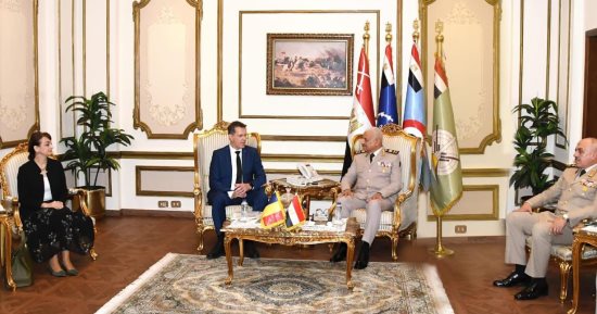 الفريق أول عبد المجيد صقر يلتقى وزير الدفاع الرومانى