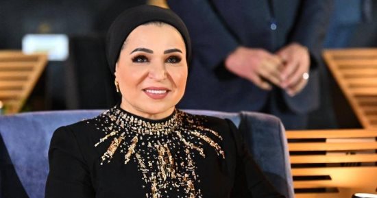 السيدة انتصار السيسي تتألق بإطلالة راقية بالأسود والذهبي بطابع مصري قديم