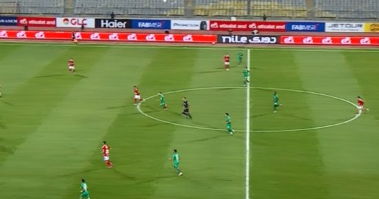 30 دقيقة.. الأهلى يضغط هجوميا والمصرى يفرض التعادل السلبى