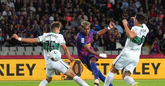برشلونة يواصل ملاحقة الريال على صدارة الدوري الإسباني بثلاثية إلتشي
