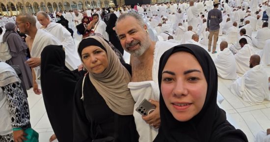 صبحى خليل وزوجته وابنته يؤدون مناسك العمرة.. صور