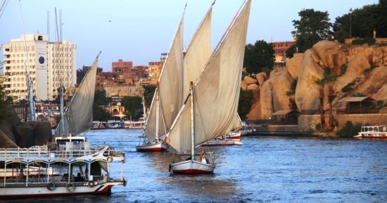 نيل أسوان يتزين بالأفواج السياحية من مختلف الجنسيات فى الموسم الشتوى.. صور
