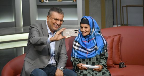 عمرو الليثي يهدى الحاجة مبروكة مبلغا لتجهيز ابنتها فى واحد من الناس