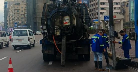 بدء موسم النوات بالإسكندرية مع نوة "الصليبية" رغم تأخرها.. هطول أمطار متوسطة فجرا وخفيفة فى النهار.. غطاء سحابى يغطى السماء وتحذيرات من استمرار انخفاض درجات الحرارة.. والمحافظ يعلن رفع حالة الطوارئ.. صور