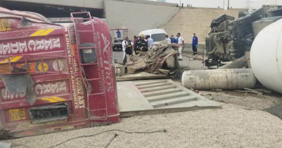 فرق الإنقاذ تنتقل لموقع حادث تصادم سيارات بمحور الأوتوستراد.. صور