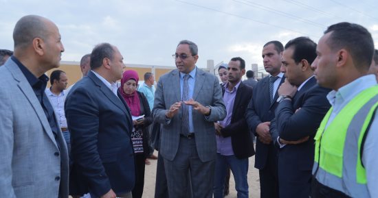 محافظ قنا ورئيس تنمية الصعيد يتفقدان مشروع مزرعة شتلات القصب بالمراشدة