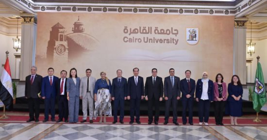 رئيس جامعة القاهرة يبحث مع رئيس جامعة بكين تعزيز التعاون المشترك