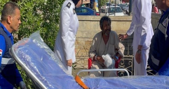 الأمن ينقذ مُسنًا مشردًا بالفيوم وينقله إلى دار رعاية فى استجابة إنسانية سريعة
