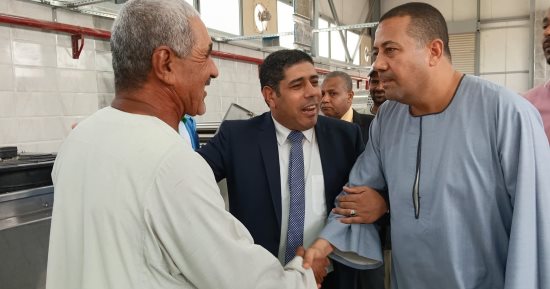 مدينة إسنا تشهد تدشين مجمع الصناعات الغذائية لخدمة تجفيف الطماطم.. صور