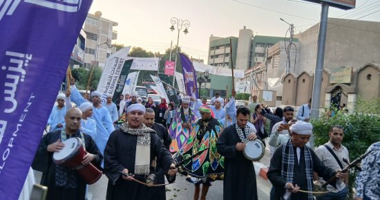 مسيرة بالخيول والمزمار فى شوارع قنا احتفالا بمهرجان الحرف التراثية.. فيديو
