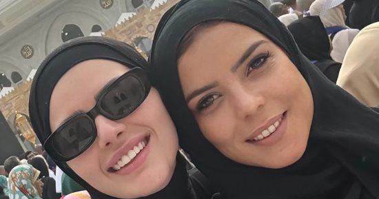 ناهد السباعى تؤدى مناسك العمرة عن والدتها بصحبة هنادى مهنا