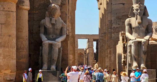 هنا التاريخ يتحدث بلغة الحضارات.. العالم يتوافد أفواجا على معبد الأقصر.. صور