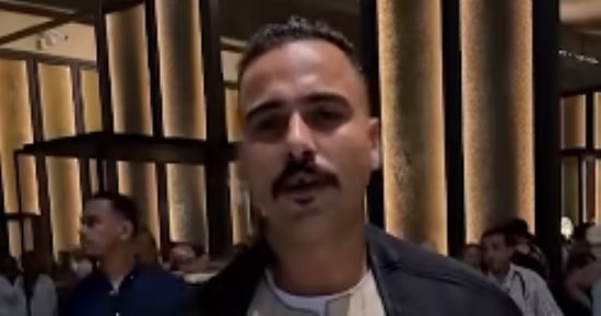 بالجلابية والعباية.. شاب من البحيرة يلفت أنظار زوار المتحف المصرى الكبير