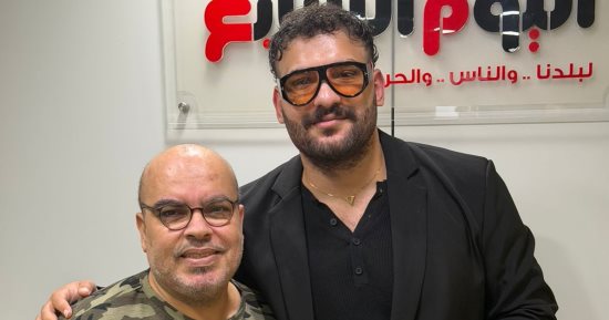 مؤدى المهرجانات الشعبية مسلم يوجه رسالة لنقيب المهن الموسيقية عبر تليفزيون اليوم السابع: أحترم مصطفى كامل وعايزه يخلص الأزمة.. جاتلى جلطة فى القلب ومحتاج النقيب يحتضنى.. وعندى فرقة من 40 شخصا وقف حالهم.. فيديو