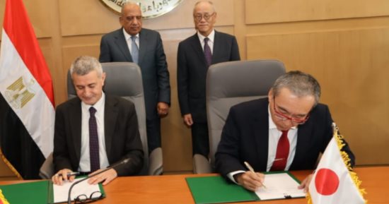 وزير الكهرباء يشهد توقيع اتفاقية إنشاء محطة طاقة شمسية بنظام البطاريات