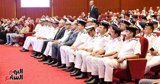 توافد المواطنين على مديرية أمن القاهرة لحضور مراسم قرعة الحج 2026