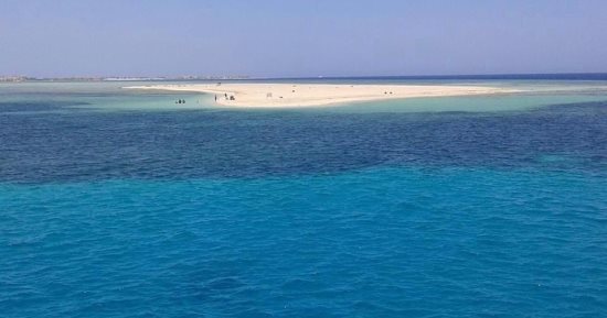 إقبال هواة الطبيعة والهدوء على مرسى مطروح.. جمال البحر يمنح الراحة النفسية ويجدد الطاقة بعيداً عن صخب وزحام المدن الكبيرة.. الشواطئ الخلابة وتدرج ألوان مياه البحر  تشكل مع انعكاس الغيوم مشاهد رائعة.. صور 