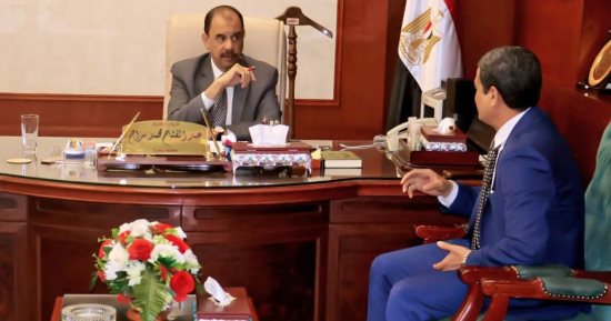 محافظ سوهاج  يتابع حالة السلع التموينية والمخابز