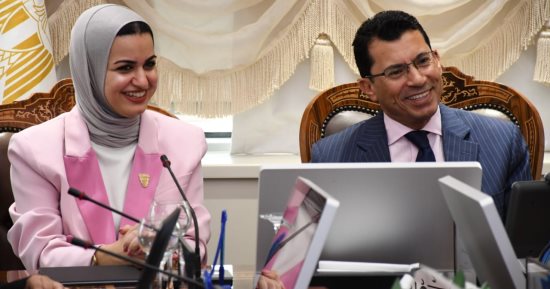 وزير الرياضة يلتقى وزيرة شؤون الشباب بدولة البحرين