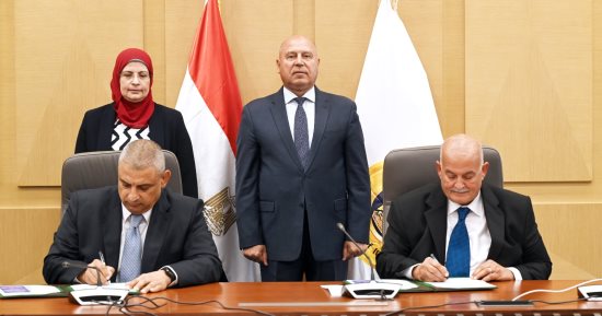 توقيع عقد بين "القاهرة للاستثمار" وشركة ليوني مصر لإقامة مجمع صناعي لإنتاج الضفائر