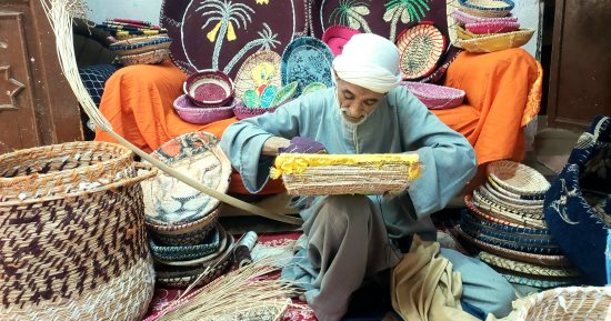 رحلة إبداع عبر الأجيال.. أسرة من الوادي الجديد تبدع آلاف التحف من عرجون النخيل