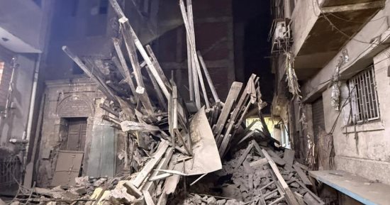 انهيار منزل مهجور من 3 طوابق فى الموسكى.. صور