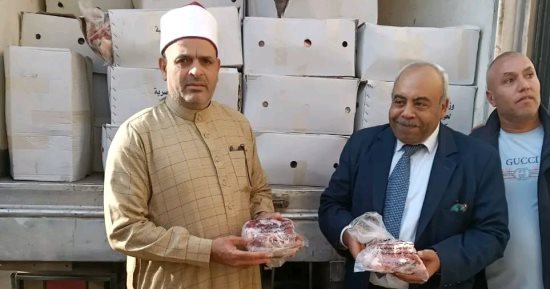 توزيع 2 طن لحوم على الأسر الأولى بالرعاية ضمن مشروع صكوك الإطعام بالشرقية
