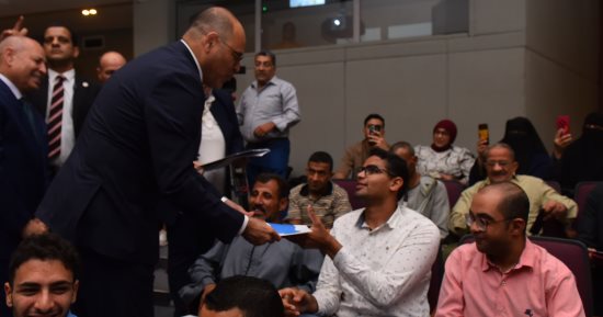 وزير العمل ومحافظ القاهرة يسلمان عقود عمل لذوى الإعاقة لدمجهم في السوق