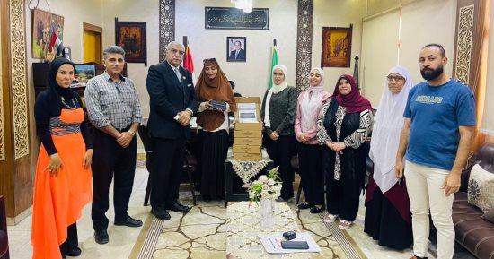 مدير تعليم القليوبية يُسلم أجهزة برايل المتطورة للطالبة المتألقة بسملة صلاح الدين
