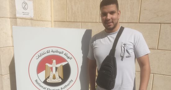 المصريون فى البحرين يتوافدون على مقر السفارة للمشاركة بانتخابات مجلس النواب.. صور